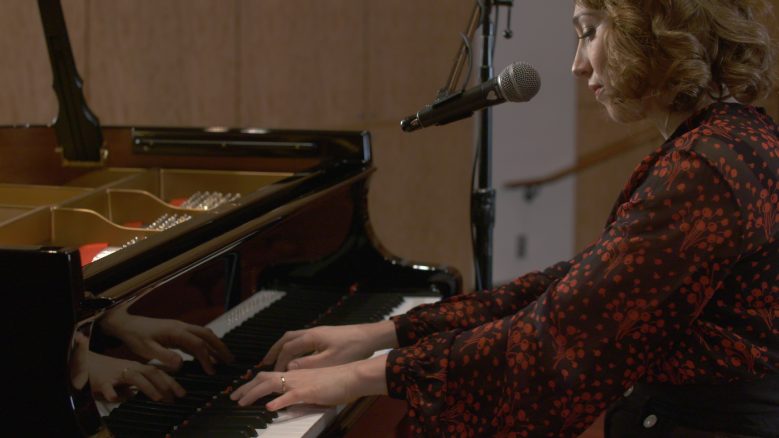 Regina Spektor plays the piano.